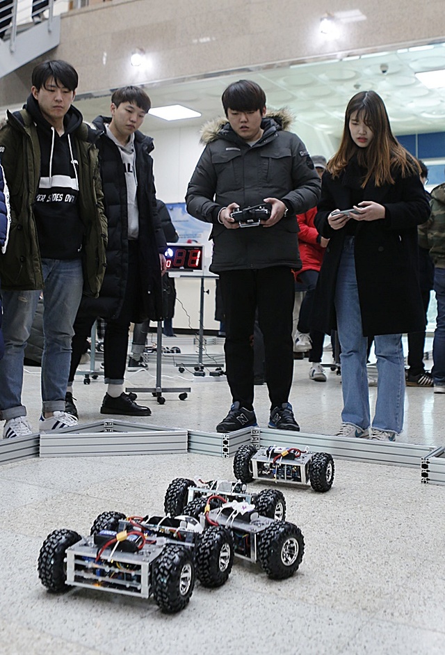 ▲ 8일 영남대에서 열린 로봇 축구대회 ‘YU RoboCup’ 경기 모습
ⓒ영남대학교