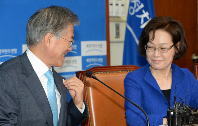 ▲ 더불어민주당 박혜자 전 의원(사진 오른쪽)이 8일 본지와 통화에서 국민의당 송기석 전 의원의 의원직 상실로 공석이 된 광주 서갑 국회의원 재선거에 출마하겠다는 뜻을 밝혔다. 사진은 문재인 대통령과 광주유니버시아드대회 관련 회의를 하던 중, 옷깃에 U대회 배지를 단 문대통령을 바라보며 미소짓고 있는 박혜자 전 의원의 모습. ⓒ뉴시스 사진DB