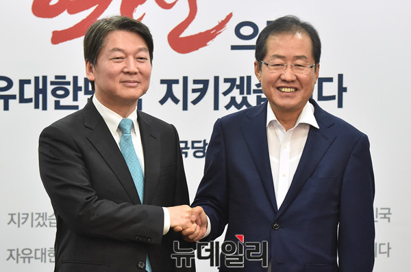 ▲ 홍준표 자유한국당 대표가 29일 오전 서울 여의도 당사를 예방한 국민의당 안철수 신임 대표와 악수를 나누고 있다. ⓒ뉴데일리 이종현 기자