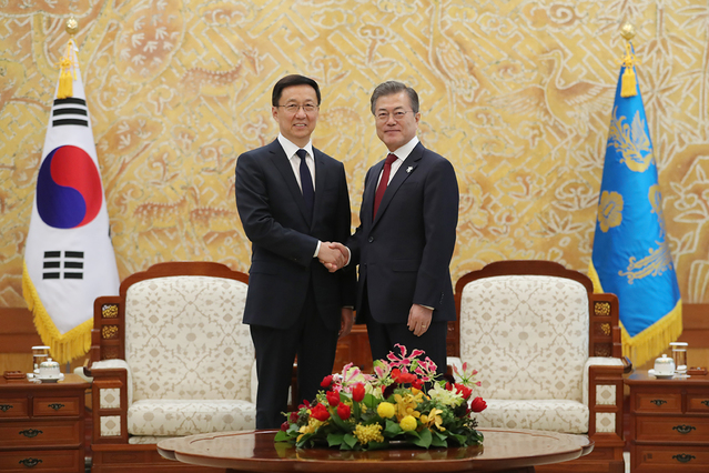 ▲ 문재인 대통령(오른쪽)과 한정 중국공산당 중앙정치국 상무위원. ⓒ청와대