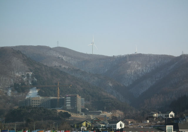 ▲ 평창 동계올림픽 스타디움에서 보이는 대관령 풍력발전소. 대관령은 서울 북악산 2배가 넘는 높이에 있다. ⓒ