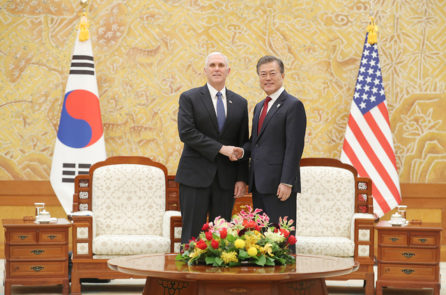 ▲ 문재인 대통령이 8일 마이크 펜스 미국 부통령을 청와대에서 만난 모습. ⓒ청와대 제공