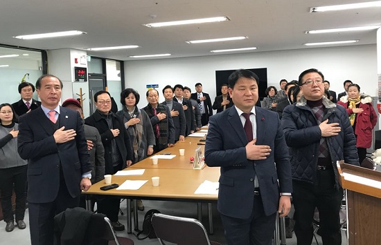 ▲ 자유한국당 세종시당 당원들이 지난 7일 월례회에 앞서 국민의례를 하고 있다. 우측 앞쪽이 유용철 위원장.ⓒ자유한국당 세종시당