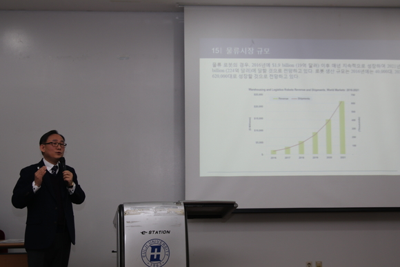 ▲ 8일 대전 을지대병원에서 열린 '고카트 도입 설명회'에서 박성주 유진로봇 부사장이 제품에 대해 설명하고 있는 모습. ⓒ연찬모 기자