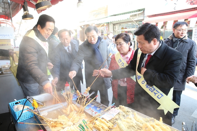 ▲ 대구시의회는 지난 8일 설 명절을 앞두고 북구 산격3동 에 위치한 산격종합시장에서 장보기 행사를 펼쳤다.ⓒ대구시의회