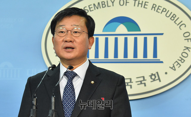 ▲ 더불어민주당 전해철 의원이 지난달 8일 국회에서 기자회견을 열어, 경기도당위원장 사퇴와 경기도지사 출마를 선언하고 있다. ⓒ뉴데일리 이종현 기자