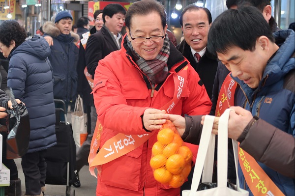 ▲ 이종배 의원이 9일 자유한국당 충주시당협 당직자 및 가족들과 함께 전통시장 장보기에 나섰다.ⓒ이종배 의원실