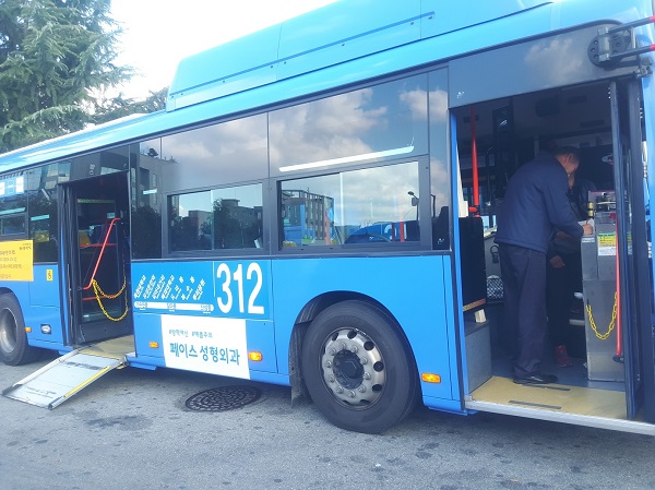 ▲ 대전시에 도입돼 운행 중인 저상버스.ⓒ대전시