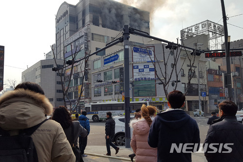 ▲ 9일 오전 울산시 남구에 위치한 뉴코아아울렛 건물 10층에서 화재가 발생했다.ⓒ뉴시스