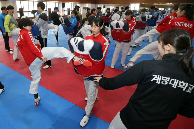 ▲ 베트남 태권도 국가대표 선수들이 계명대서 계명대 태권부선수들과 함께 전지훈련을 하고 있다.ⓒ계명대