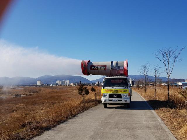 ▲ 경북도가 지난 8일 충남 천안 산란계농장에서 발생하 AI로 인해 선제 조치를 강력 실시하고 있다. 사진은 경북도 방역장면.ⓒ경북도