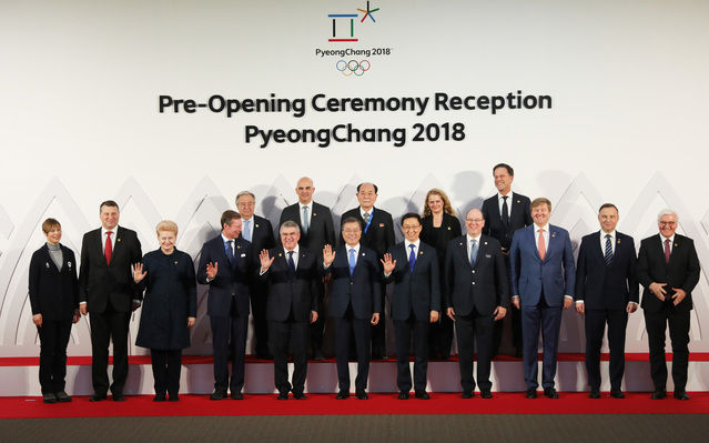 ▲ 문재인 대통령(첫 줄 가운데)이 9일 저녁 강원도 평창군 용평리조트 블리스힐 스테이에서 외국 정상급 인사들과 기념촬영을 했다. ⓒ뉴시스