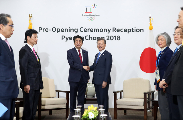 ▲ 문재인 대통령과 아베 일본 총리가 9일 정상회담을 가졌다. ⓒ 청와대 제공