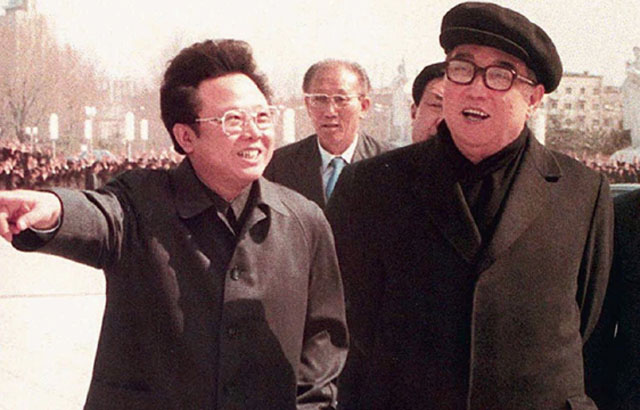 과거 김정일이 김일성을 수행하는 모습. ⓒ北선전매체 화면캡쳐.