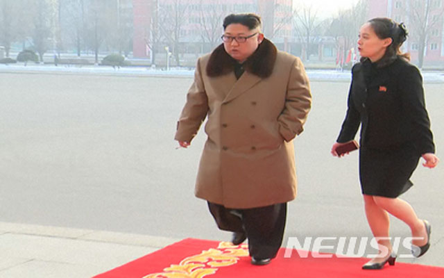 ▲ 김정은과 나란히 걷는 김여정. 북한 내부에서는 이들을 '곁가지' 또는 '후지산 혈통'이라고 부른다고 한다. ⓒ뉴시스. 무단전재 및 재배포 금지.