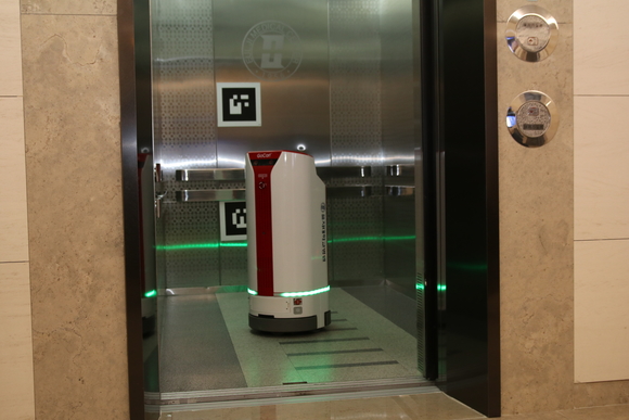 ▲ 스스로 엘리베이터를 호출·탑승해 물류를 이송하는 유진로봇의 '고카트 미니'. ⓒ연찬모 기자