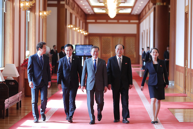 ▲ 문재인 대통령이 김영남, 김여정
 등과 함께 청와대 본관 복도를
 지나고 있다. ⓒ청와대 제공
