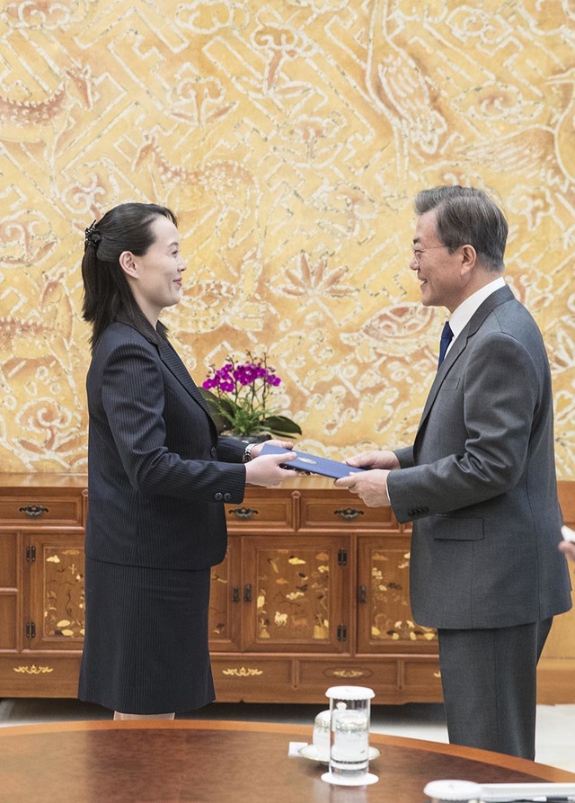 ▲ 문재인 대통령이 북한 김여정으로부터 친서를 받는 모습. ⓒ청와대 제공