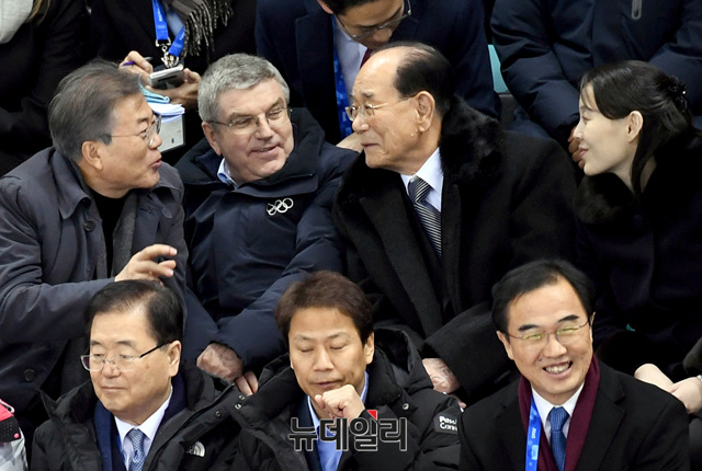 ▲ 문재인 대통령이 지난 10일
 여자아이스하키 남북단일팀
 경기를 관전하면서 북한 김영남과 대화하는 모습. ⓒ2018평창사진공동취재단