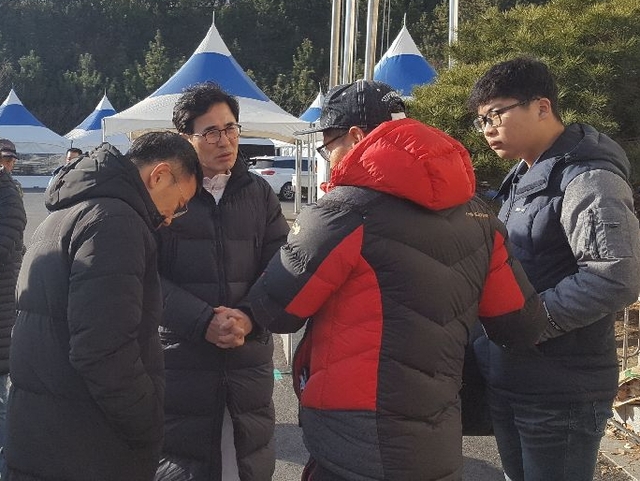 ▲ 김장주 경북도 행정부지사가 지진 발생 1시간도 채 되지 않은 시점에서 진앙지와 가까운 포항 장량동, 양덕동 등을 다니며 주민들을 만났다.ⓒ경북도