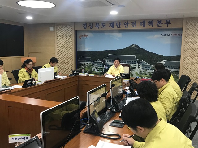 ▲ 경북도는 11일 05:03 포항시 북구 북서쪽 5km 부근에서 4.6 규모의 여진이 발생에 따라 경북도지사를 본부장으로 하는‘경상북도 재난안전 대책본부’를 긴급 구성·가동한다. 사진은 11일 열린 우병윤 경제부지사 주재재난안전대책본부 회의 장면.ⓒ경북도