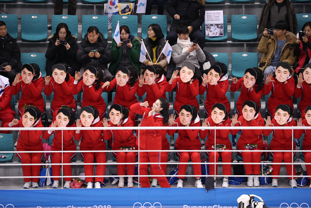 ▲ 북한 응원단이 10일 강원도 강릉 관동하키센터에서 열린 여자 아이스하키 남북 단일팀과 스위스와의 1차전 경기에서 가면을 쓰고 응원하고 있다. ⓒ뉴시스 DB