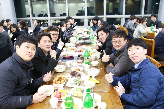 ▲ 한국토지주택공사 대구경북지역본부가 지난달 정규직원 임용식 후 단체로 회식을 하며 기념촬영을 하고 있다.ⓒLH 대경본부