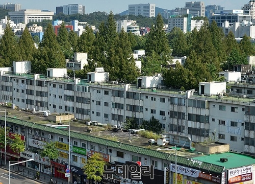 정부가 8·2 대책을 발표한 이후 서울과 지방 부동산 가격 양극화가 심화되는 양상을 보이고 있다. 사진은 재건축을 앞둔 반포주공아파트. ⓒ뉴데일리
