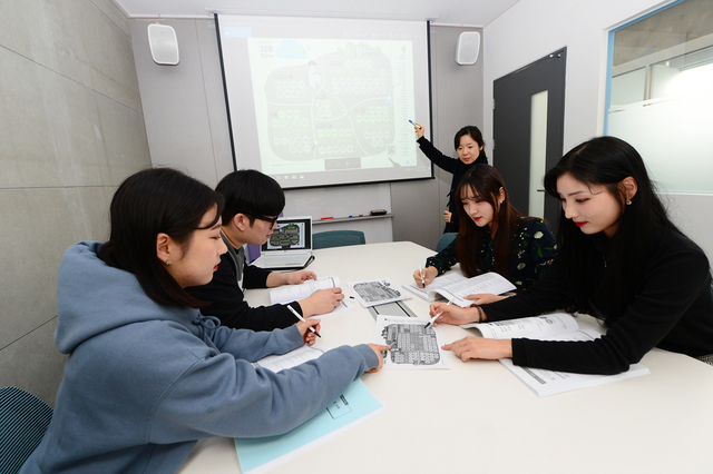▲ 대구보건대학교(총장 남성희)가 전국 전문대학 최초로 잡팜(JOB FARM·직업농장)을 개발해 3월 새학기부터 본격 운영에 들어간다. 사진은 잡팜 활용 진로교육 장면.ⓒ대구보건대