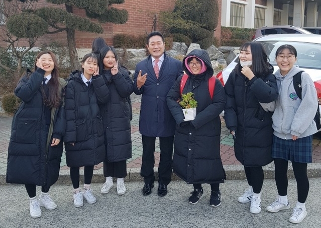 ▲ 지난 9일 경일여중 졸업식에 참석한 권오섭 남구새마을회장이 졸업생들과 이야기를 나눈 뒤 기념사진을 찍고 있다.ⓒ권 회장 측