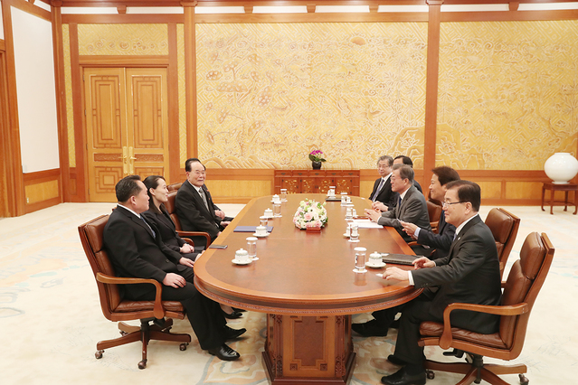 ▲ 문재인 대통령이 지난 10일 북한
 고위급 대표단을 초청해 접견하는 모습. ⓒ청와대 제공