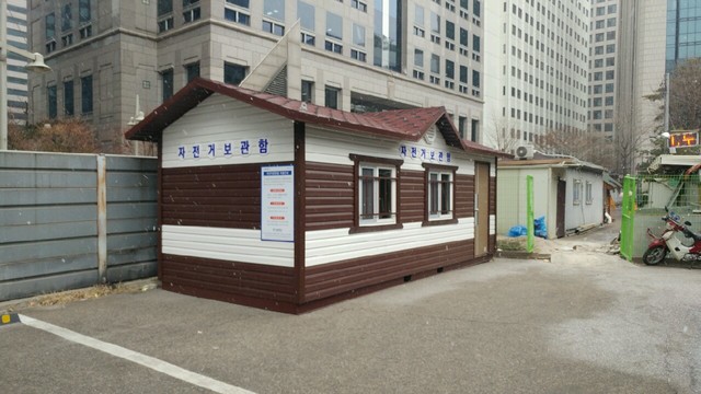 ▲ 서울시가 자전거로 출·퇴근하는 직장인들을 위해 중구 다동과 금천구 가산동에 유인 자전거 보관소와 샤워실을 설치했다. 사진은 다동공원에 설치된 자전거 보관소. ⓒ서울시 제공