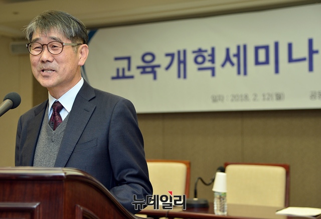 ▲ 바른사회운동연합·한반도선진화재단이 12일 서울 중구 한국프레스센터에서 '교육감의 조건'를 주제로 세미나를 진행했다. 이날 천세영 충남대 교육학과 교수가 주제발표를 하고 있다. ⓒ뉴데일리 공준표 사진기자