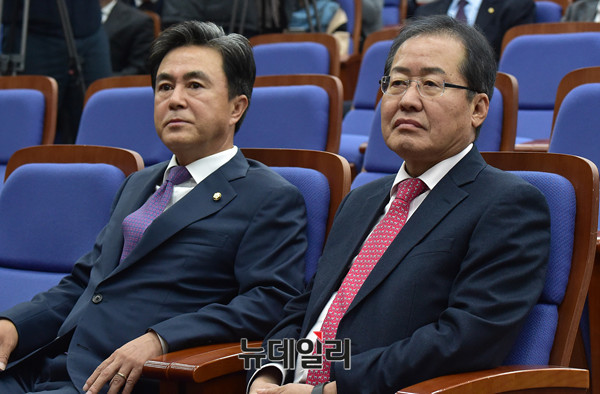 자유한국당 김태흠 최고위원(왼쪽)과 홍준표 당대표. ⓒ뉴데일리 이종현 기자