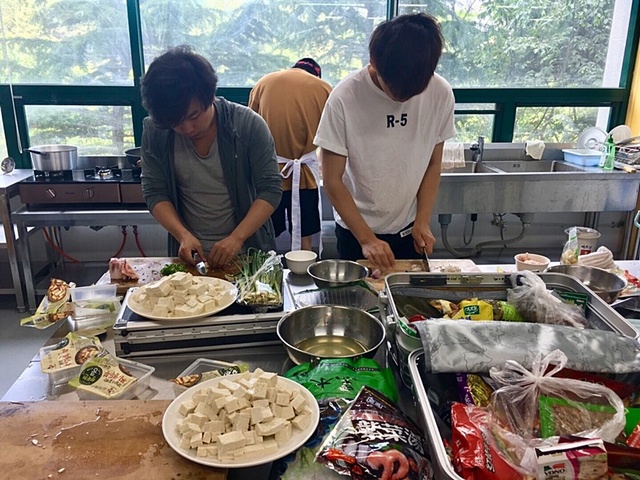 ▲ 외국인 유학생 전용식당에서 학생들이 음식을 만들고 있다.ⓒ호산대학교