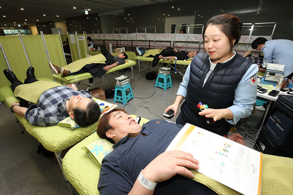 ▲ 삼성전자 임직원들이 원할한 혈액 공급을 돕기 위해 2월 한달 간 헌혈 캠페인을 진행한다. ⓒ삼성전자