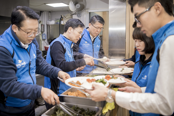 ▲ 은성수 수은 행장(사진 가운데) 등 수은 희망씨앗 나눔봉사단은 12일 구로구 지구촌사랑나눔을 찾아 다문화가정과 외국인노동자를 대상으로 설맞이 떡국 나눔 봉사활동을 가졌다. ⓒ 수출입은행