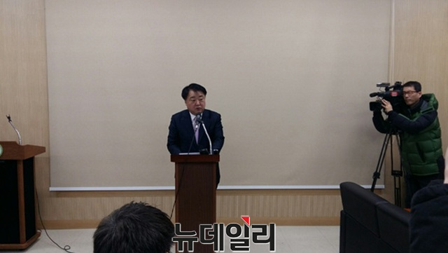 ▲ 더불어민주당 한범덕 전 청주시장이 13일 청주시 브리핑룸에서 출마선언을 하고 있다.ⓒ이민기 기자