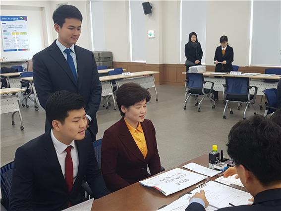 ▲ 강은희 전 장관이 13일 두 아들과 함께 대구시선관위에서 예비후보등록을 하고 있다.ⓒ강 예비후보 측