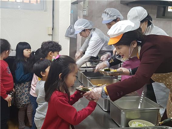 ▲ 강 전 장관이 예비후보 등록 후 첫 일정으로 달서구 소재 유치원에서 급식활동을 하고 있다.ⓒ강 예비후보 측