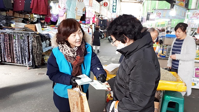 ▲ 한국농어촌공사 경북지역본부와 한국주택금융공사 대구지사 직원들이 13일 서문시장 일대에서 현장홍보활동을 펼쳤다.ⓒ한국농어촌공사 경북본부