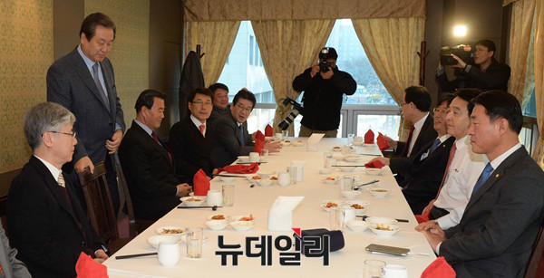 ▲ 자유한국당 김무성 전 대표최고위원들이 중진의원들과의 오찬간담회에 참석하고 있다. ⓒ뉴데일리 이종현 기자