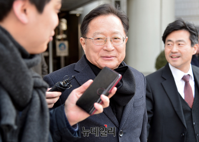 ▲ 송희영 전 조선일보 주필이 13일 오후 서울중앙지법에서 열린 1심 선거공판 후 법원을 나서고 있다. 송 전 주필은 기사 청탁 대가로 1억여 원의 금품·향응 수수 혐의로 징역 1년, 집행유예 2년을 선고받았다.
ⓒ뉴데일리 공준표 기자