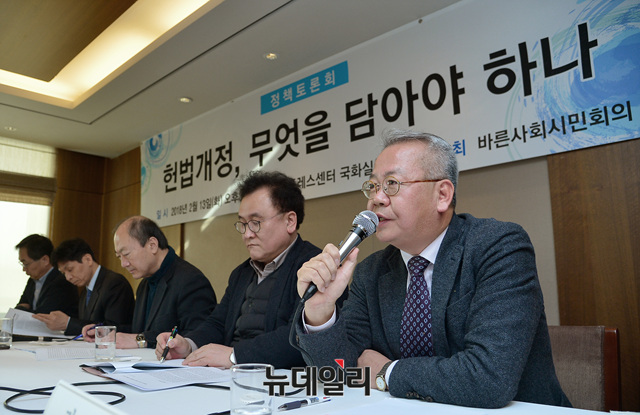 ▲ 바른사회시민회의가 13일 서울 중구 한국프레스센터에서 '헌법개정, 무엇을 담아야 하나' 정책토론회를 진행하고 있다. 왼쪽부터 김정호 연세대 경제대학원 특임교수, 최준선 성균관대 법학전문대학원 명예교수, 박인환 바른사회시민회의 공동대표, 김상겸 동국대 법학전문대학원 교수, 김재광 선문대 법학과 교수. ⓒ뉴데일리 공준표 사진기자