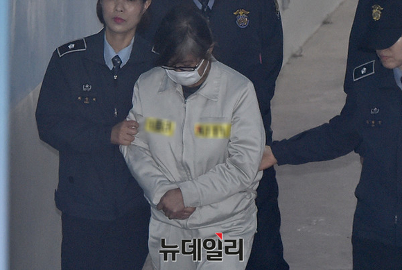 ▲ 국정농단 혐의로 재판에 넘겨지 최순실 씨(62)가 13일 법원 1심 공판에서 징역 20년을 선고받았다.ⓒ뉴데일리DB