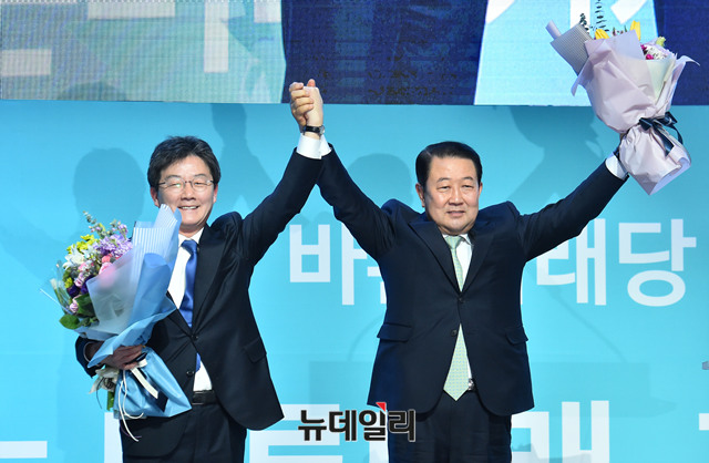 ▲ 박주선-유승민 바른미래당 공동대표가 13일 오후 경기 고양시 킨텍스에서 열린 바른미래당 출범대회에서 당원들에게 인사를 하고 있다. ⓒ뉴데일리 이종현 기자