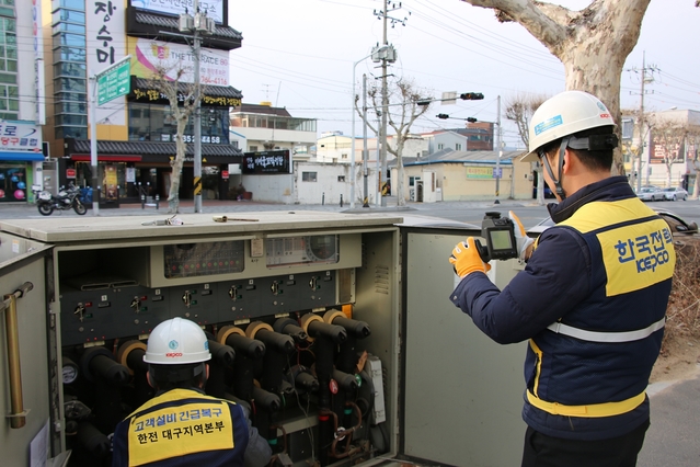 ▲ 한전 대구본부는 최근 발생한 제천 스포츠센터, 밀양 세종병원 화재와 같은 대형 재난사고를 예방하기 위해 변전소, 사옥 등 화재취약 설비에 대한 특별점검을 시행 중에 있다.ⓒ한전 대구지역 본부