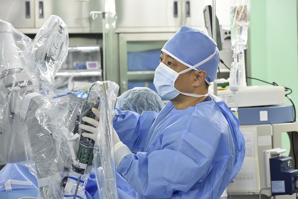 ▲ 류동희 로봇수술센터장이 다빈치 로봇수술기를 다루고 있다.ⓒ충북대병원