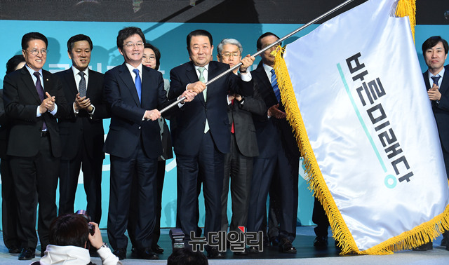 ▲ 바른미래당 출범식에서 당기를 휘날리는 바른정당 유승민 대표와 박주선 국회부의장. ⓒ뉴데일리 이종현 기자