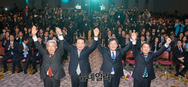 ▲ 바른미래당 김동철 원내대표, 박주선 국회부의장, 유승민 대표, 안철수 전 대표(왼쪽 순)가 13일 오후 경기 고양시 킨텍스에서 열린 바른미래당 출범대회가 끝난 뒤 손을 맞잡고 있다. ⓒ뉴데일리 이종현 기자